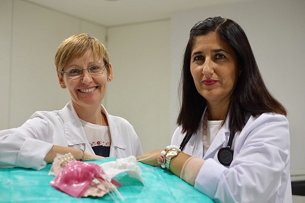 Las investigadoras Mónica Arguís (izquierda) y Meritxell Arenas (derecha) muestran los dos tipos de máscaras Fuente: URV 
