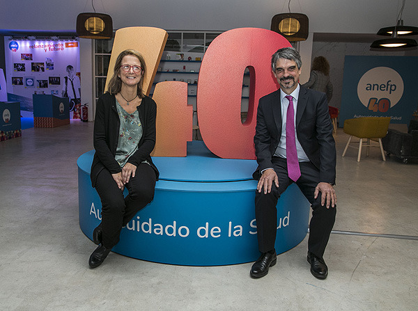La presidenta de ANEFP, Elena Zabala, y Jaume Pey, en el primer evento conmemorativo del 40 aniversario de esta asociación La presidenta de ANEFP, Elena Zabala, y Jaume Pey, en el primer evento conmemorativo del 40 aniversario de esta asociación Fuente: ANEFP