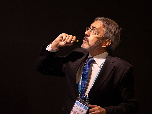 Dr. Miguel Martín Almendros Dr. Miguel Martín Almendros Autor/a de la imagen: Enric Arandes Fuente: E. Arandes / www.farmacosalud.com