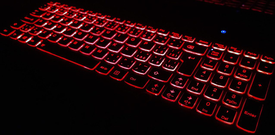 (portada 2) teclado rojo ordenador inteligencia artificial informática avanzada computadora