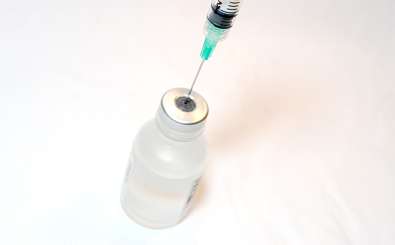 (portada) solución líquida medicamento frasco vial aguja hipodérmica jeringuilla
