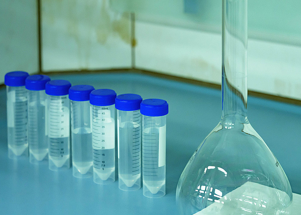 (portada 2) laboratorio1 laboratorio matraz tubos de ensayo tapones azules investigación ciencia
