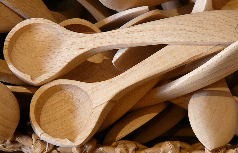 (portada 2) cucharas de madera cubertería comer