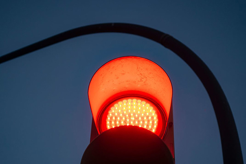 (portada 2) semáforo en rojo simbolismo prohibición retirada suspensión alerta