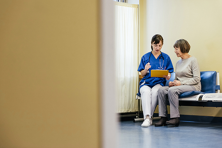 (portada) noticia vejiga hiperactiva Female Doctor Help Senior Patient With PaperworkFemale Doctor Help Senior Patient With Paperwork