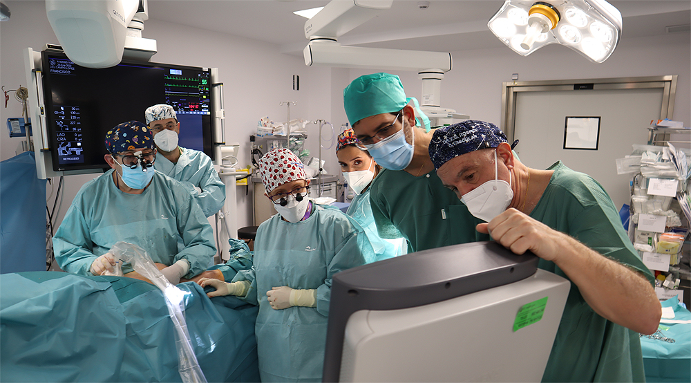 (portada) personalización venas fallecido cirujanos vasculares comprobando el implante