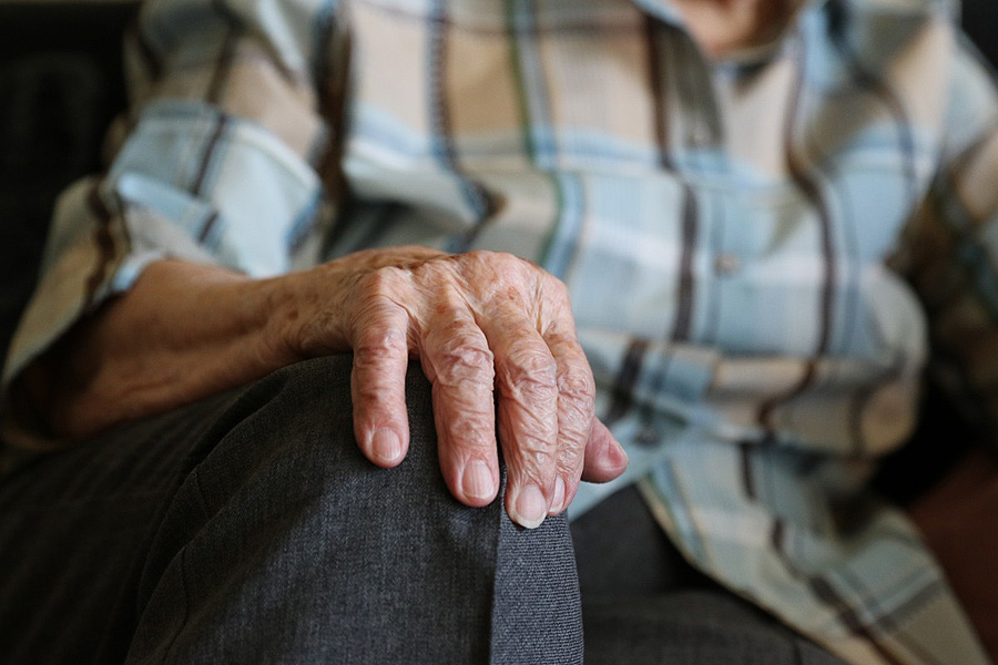 (portada) mano anciana anciano regazo envejecimiento tercera edad edad avanzada mayores