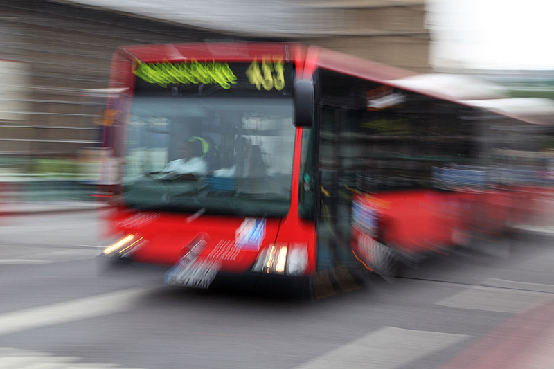 (portada) autobús urbano en movimiento