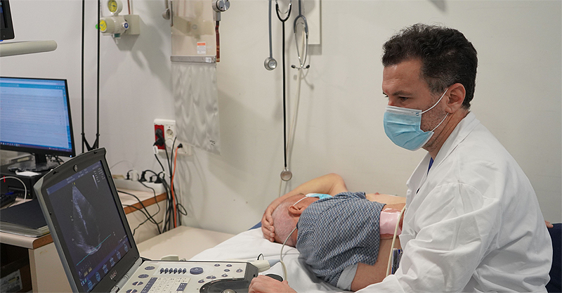 (portada) doctor Jorge Pagola realizando una ecografía cardíaca