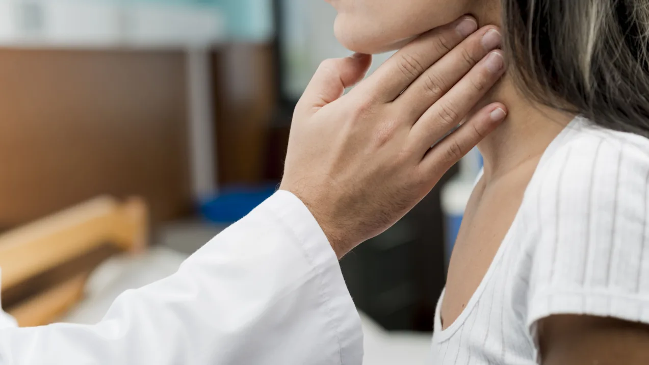mano tocando garganta paciente recurso tiroides tiroidal tiroideo cuello