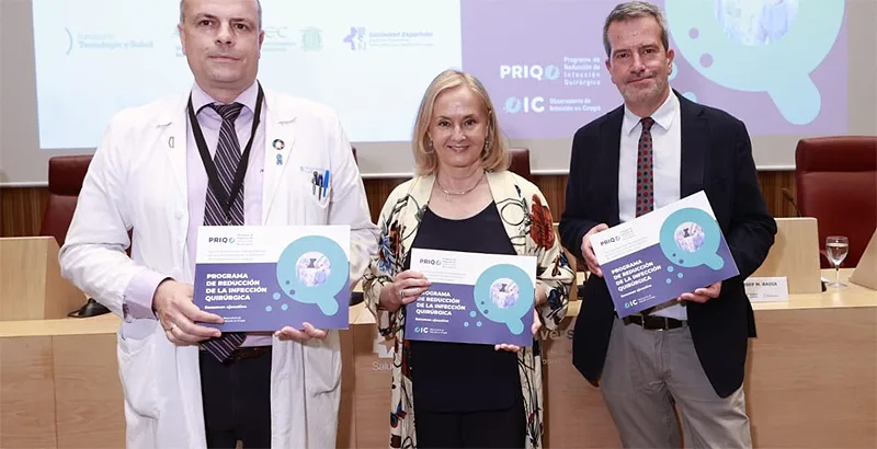 (portada) posado Guía doctor Miguel de Blas, Margarita Alfonsel y doctor Josep M Badía