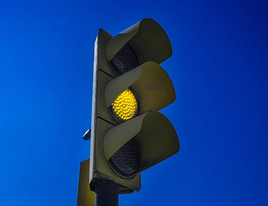 (portada 2) semáforo amarillo ámbar alerta aviso advertencia