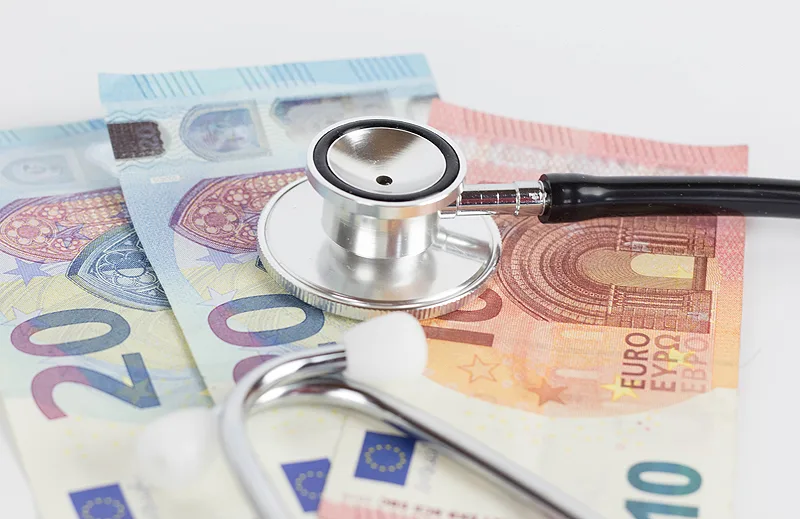 (portada) euros dinero sanidad salud medicina inversión fondo capital financiación