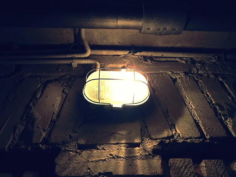 (portada) sótano subterráneo recurso radón lámpara