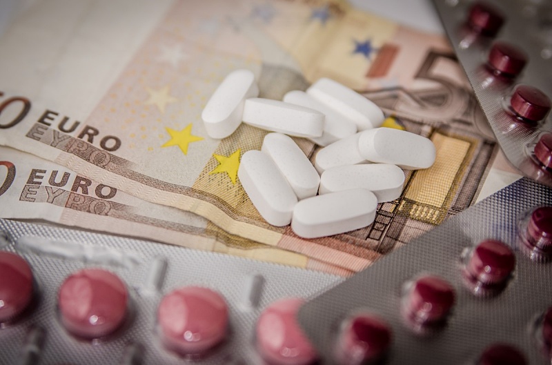(portada) dinero billetes 50 euros vinculado medicina y medicamentos