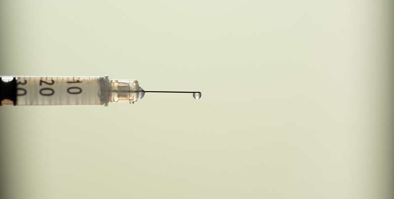 (portada) vacuna vacunal inyección jeringuilla jeringa punta con gota puntal aguja