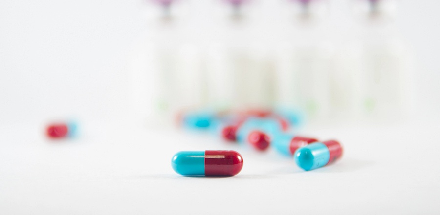 (portada 2) vial viales inyección frasco frascos rojos y blancos pastillas azules y rojas combinación fármacos pastillas2