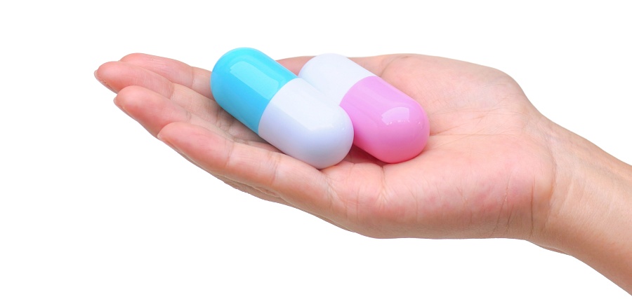 (portada) pastillas2 pastillas en mano dos tipos colores diferentes comprimidos cápsulas