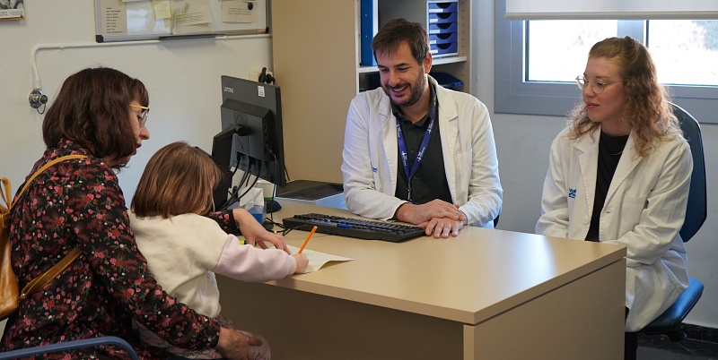 (portada) doctor manel mendoza en consulta