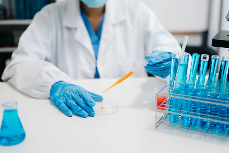 (portada) laboratorio5 laboratorio pipeta mano color naranja placa muestra bioquímica químico química