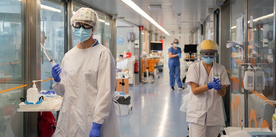 (portada 2 recorte HUMANIDADES 2 ) coronavirus1 UCI cardiovascular coronavirus médico médica medicamento