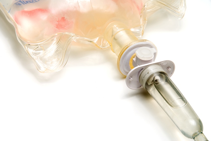 (portada) infusión intravenosa perfusión bolsa con cánula y ampolla y catéter
