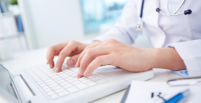 (portada) ordenador medicina médico2 informe consenso historial cuaderno archivo manos escribir