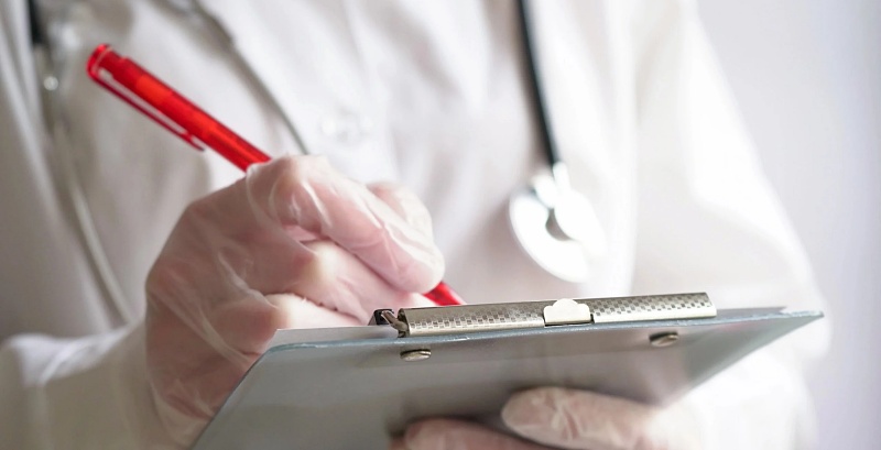 (portada) médico3 médico guantes escribe cuaderno
