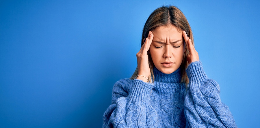 (portada) mujer joven manos sienes dolor cabeza migraña cefalea