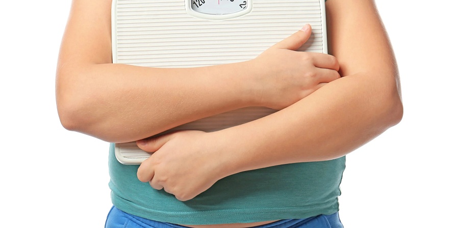 (portada) obesidad sobrepeso infantil niño con báscula obeso