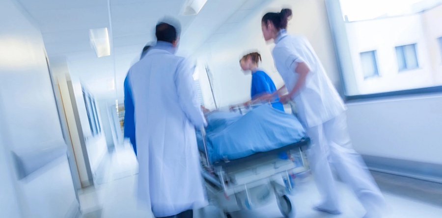 (portada) emergencia emergencias médicas urgencias pasillo hospital camilla médicos y enfermeras borroso