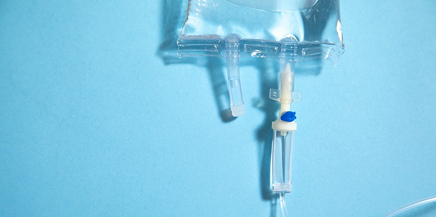 (portada) infusión perfusión intravenosa bolsa fondo azul difusor