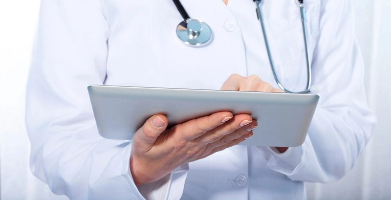 (portada) médico3 médico mujer tablet tableta estetoscopio