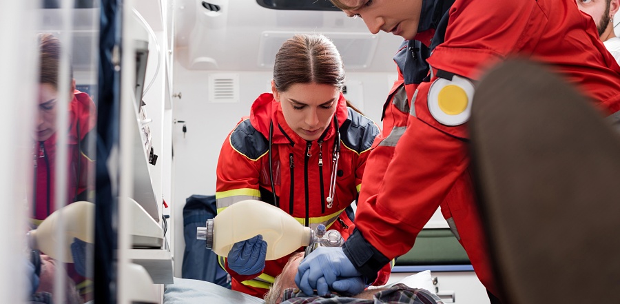 (portada) ambulancia emergencia emergencias urgencias paramédicos reanimación cardiopulmonar anciano