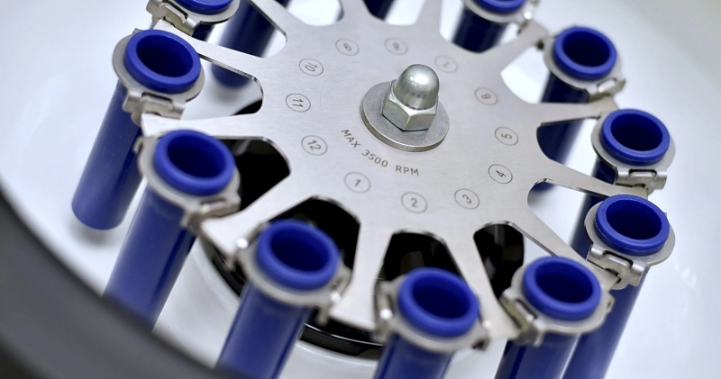 (portada) centrífuga centrifugadora laboratorio laboratorio6 compartimentos tubos vacíos
