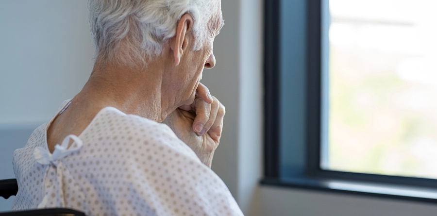 (portada) anciano pensativo reflexión tercera edad persona mayor recurso alzheimer inicial temprano