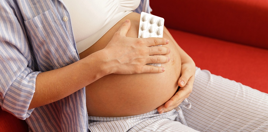 (portada) embarazada blister pastillas embarazo gestación gestante medicarse