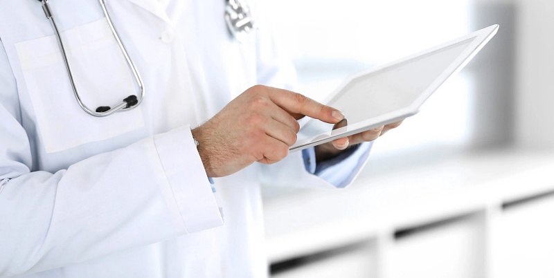 (portada) médico3 médico tablet dedo señala pantalla informática