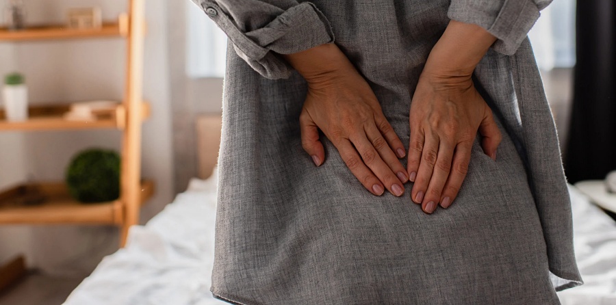(portada) dolor daño espalda mujer apariencia mediana edad