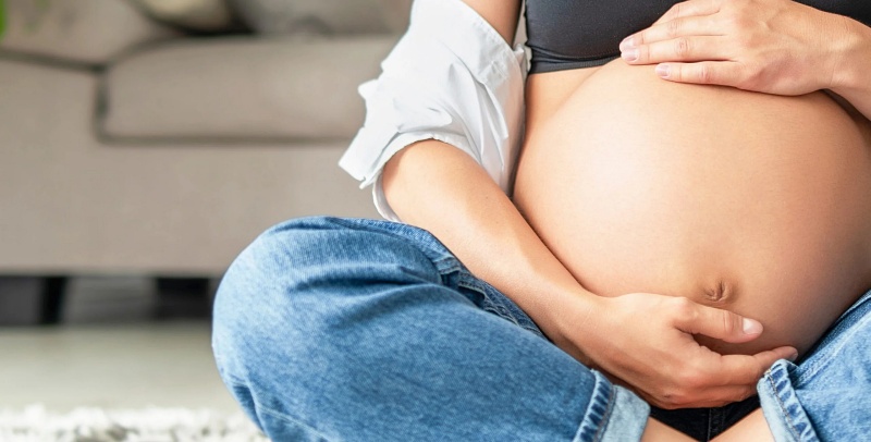 (portada) embarazo embarazada encinta gestante gestación casa sentada suelo