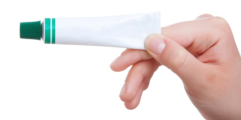 (portada) tubo pomada crema ungüento mano sostiene