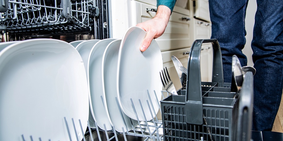 (portada) lavavajillas aparato limpieza platos plato tenedor cuchara