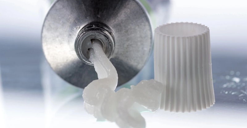 (portada) pomada crema tubo con chorrito plano delantero