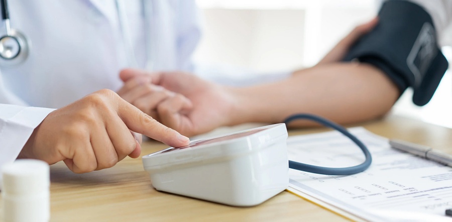 (portada) toma presión arterial hipertensión aparato moderno digital