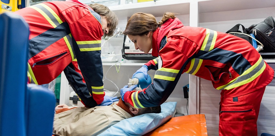 (portada) ambulancia emergencia emergencias urgencias reanimación cardiopulmonar hombre