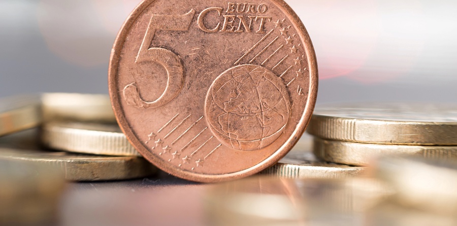 (portada) dinero céntimos euro simbolismo low cost barato económico bajo coste