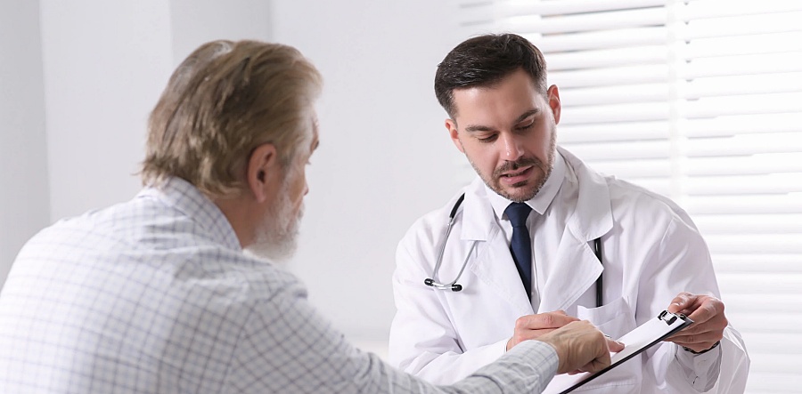 (portada) médico2 médico paciente mayor sénior hombre recurso próstata