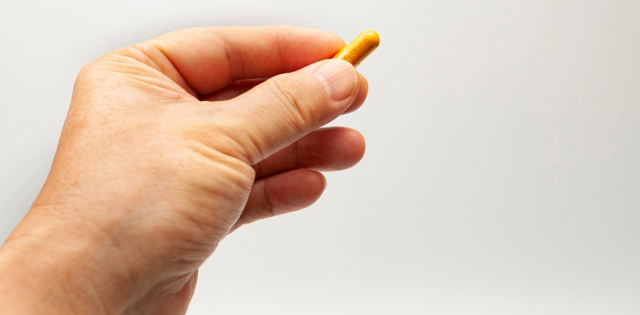 (portada) pastillas3 mano sostiene pastilla medicación