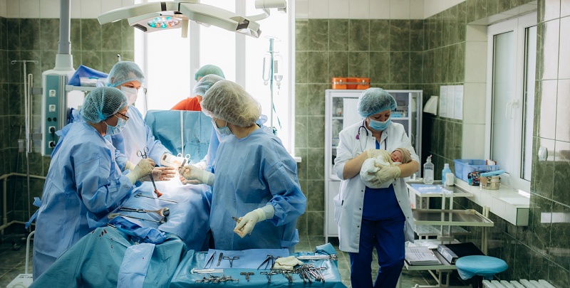 (portada) sala de partos parto cesárea bebé recién nacido alumbramiento nacimiento